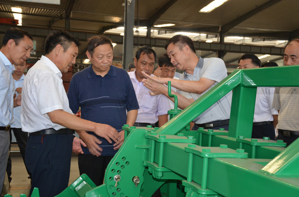 農業部原農機推廣（監理）總站站長(cháng)劉憲莅臨山東大華指導工作